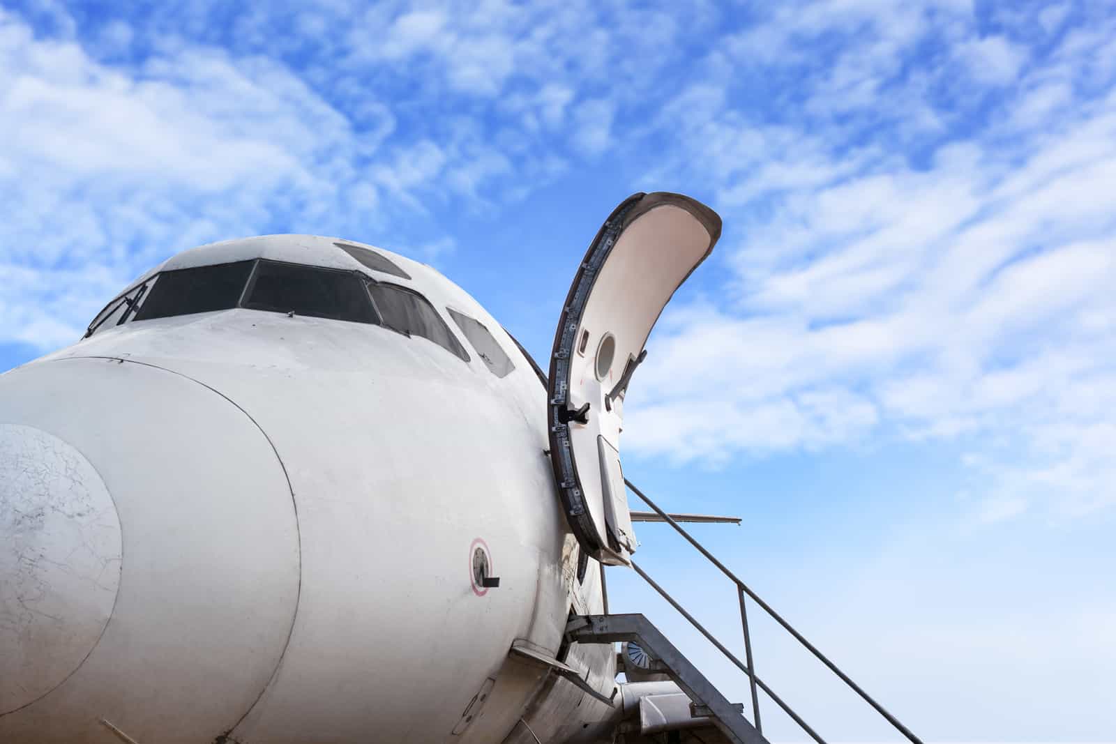 can-you-open-an-airplane-door-in-flight-at-altitude-highskyflying